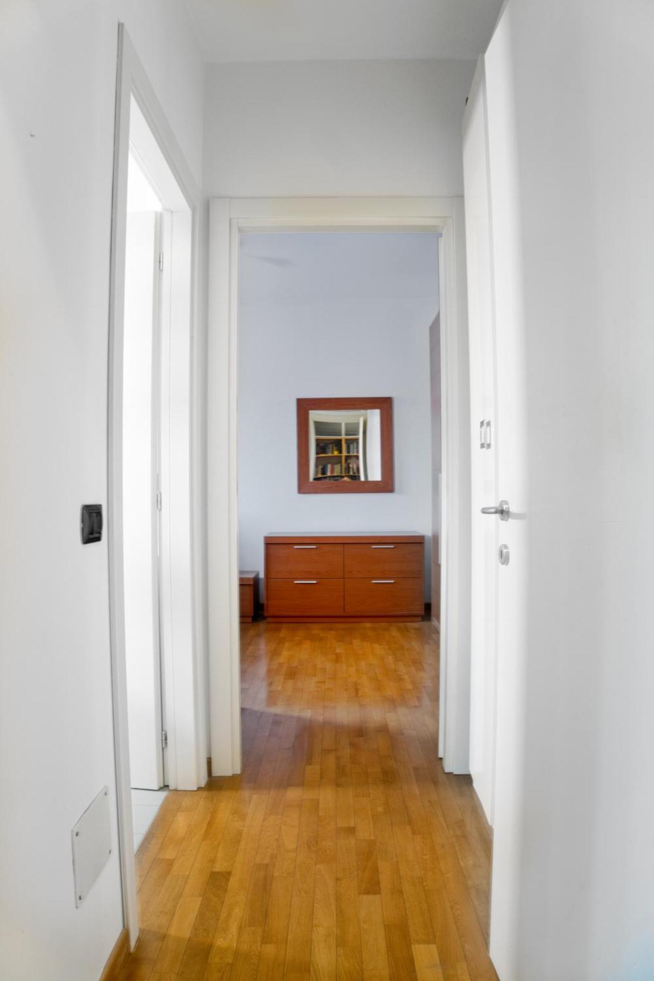 Cozy And Charming 2-bedroom In Isola With Big Terrace *